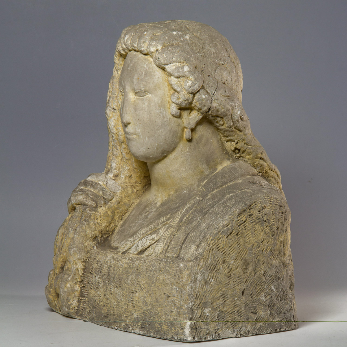 Голова с локонами.
